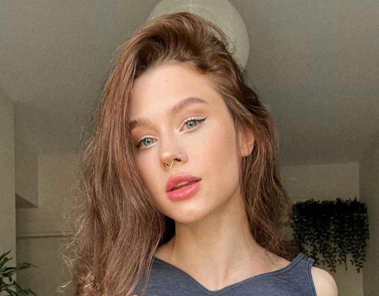 Sofia Simens Wiki, Age, Height, Net Worth, Solo, Facial, Solo, Pic