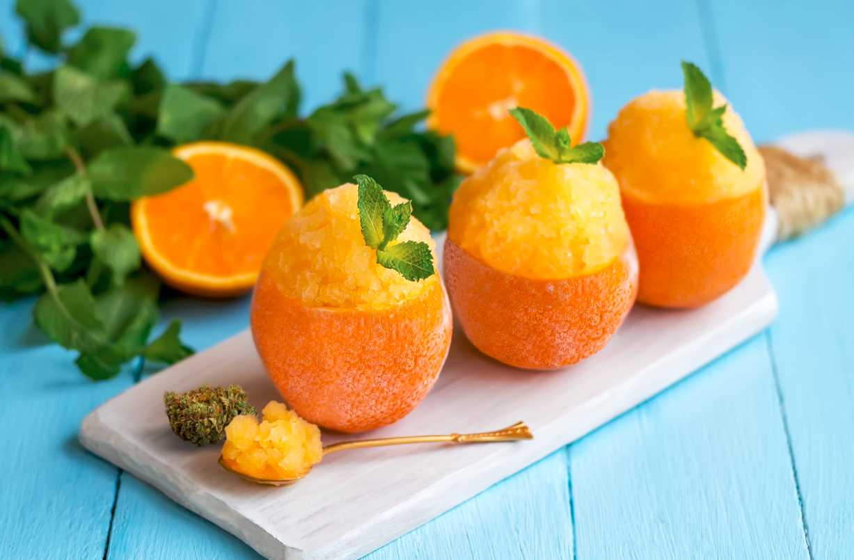 Mint and orange. Апельсиновый сорбет. Granita - полузамороженный десерт из фруктов в катании. Сорбет мороженое.