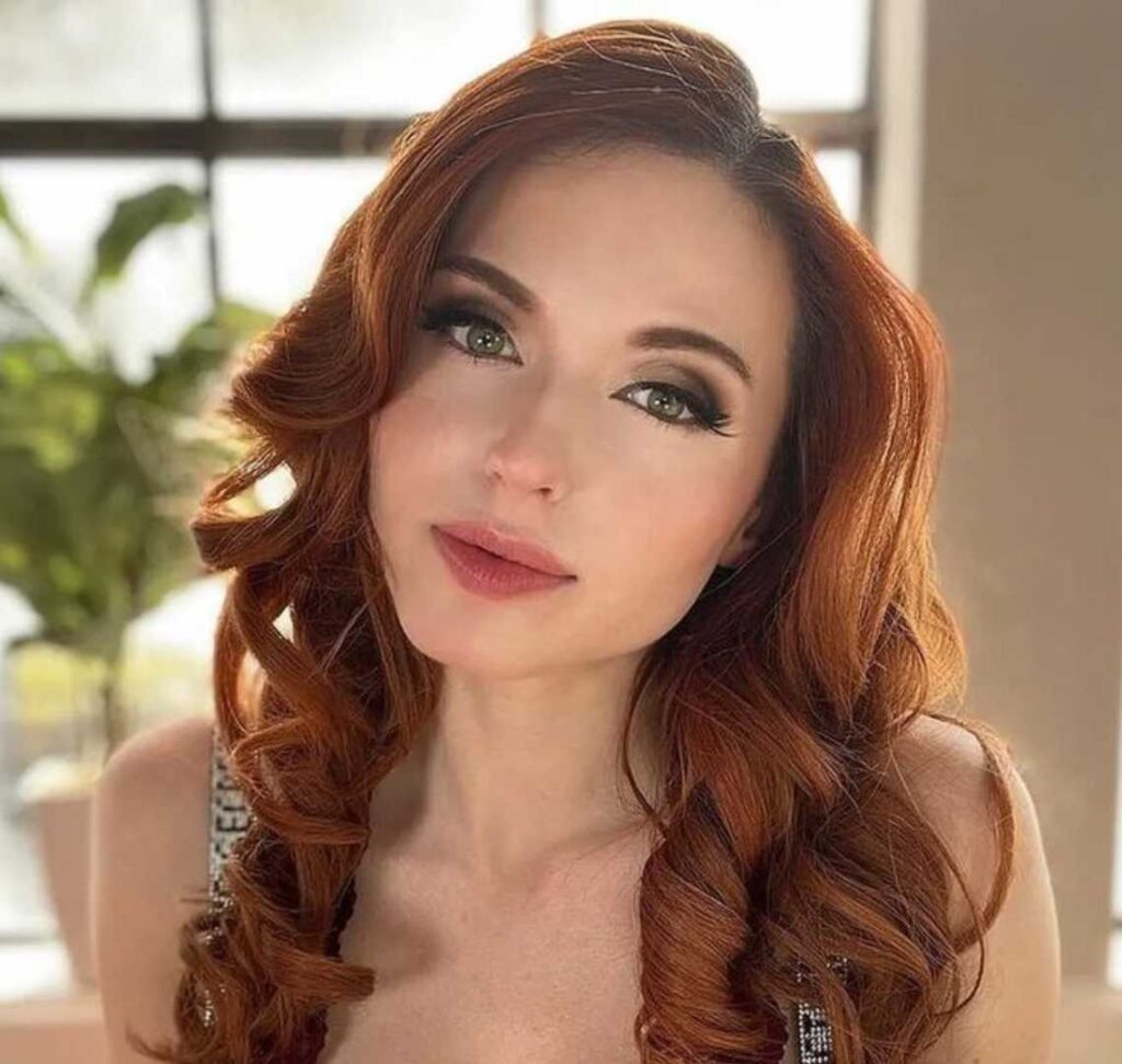 Amouranth looking sexy nude, Who is she?